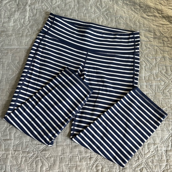 🩷ATHLETA NAVY BLUE WHITE STRIPE WORKOUT LOUNGE CAPRI LEGGINGS SIZE MEDIUM GYM - Picture 3 of 6